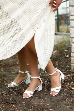 Çapraz Şeritli Topuklu Sandalet Beyaz