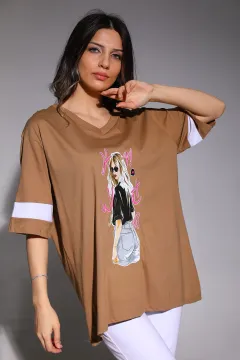 Kadın V Yaka Ön Baskılı Kol Şerit Detaylı Salaş T-shirt (30 Derecede Yıkayınız.) Vizon