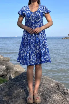 Ön Bağlama Detaylı Fırfırlı Desenli Kadın Viskon Elbise Saksmavisi
