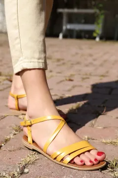 Şeritli Kemerli Kadın Sandalet Hardal