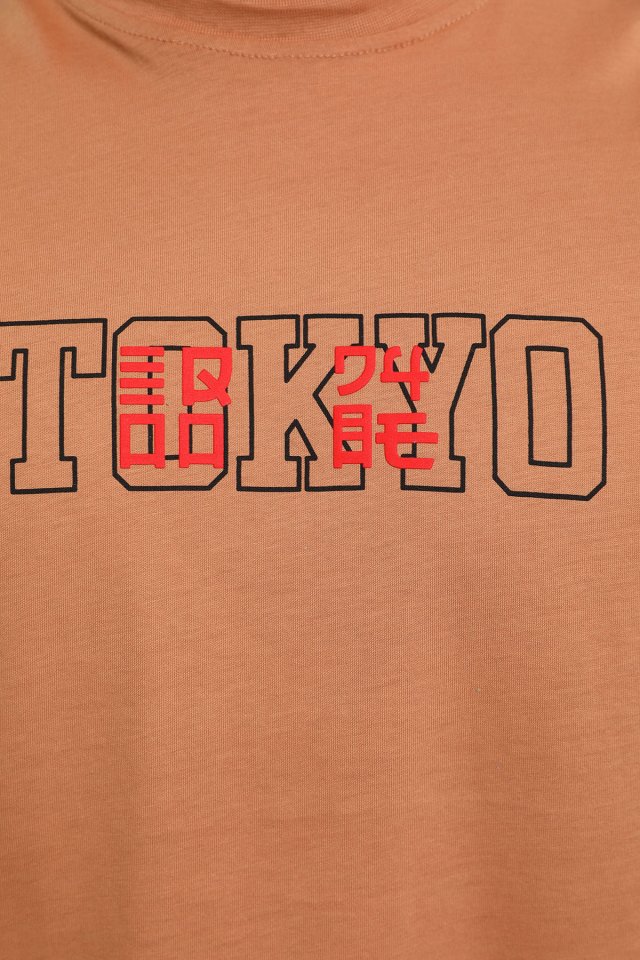 Erkek Bisiklet Yaka Tokyo Baskılı Salaş T-shirt Camel