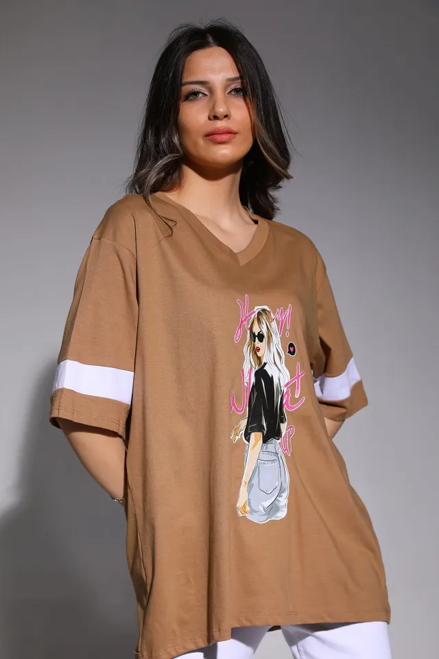 Kadın V Yaka Ön Baskılı Kol Şerit Detaylı Salaş T-shirt (30 Derecede Yıkayınız.) Vizon
