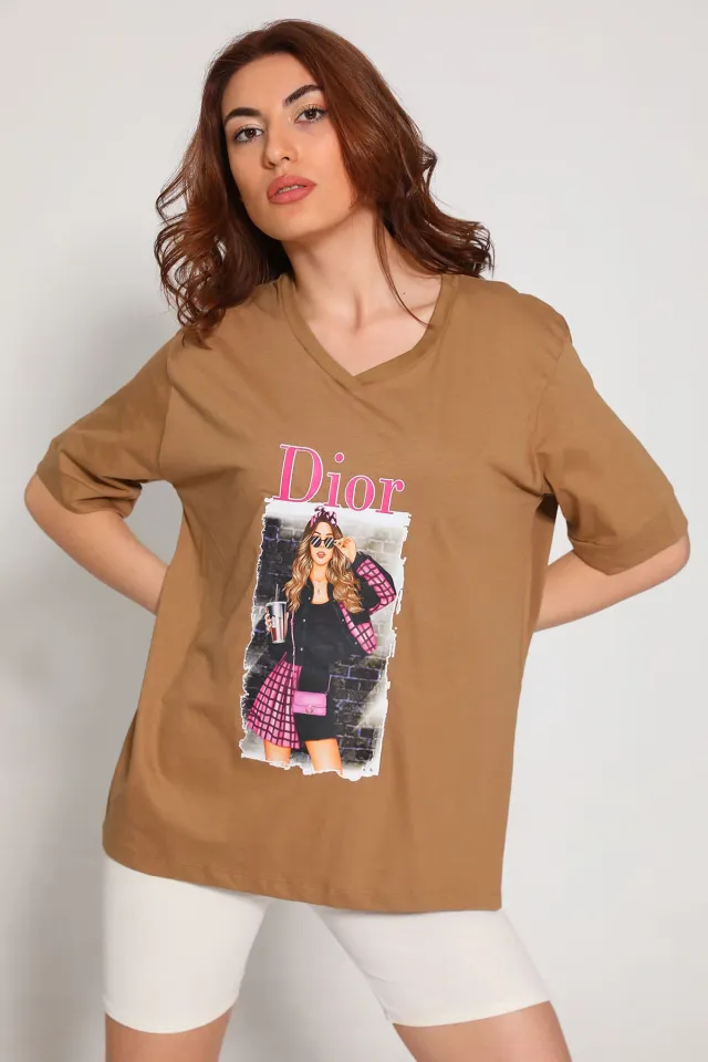 Kadın V Yaka Ön Baskılı Salaş T-shirt (30 Derecede Yıkayınız.) Vizon