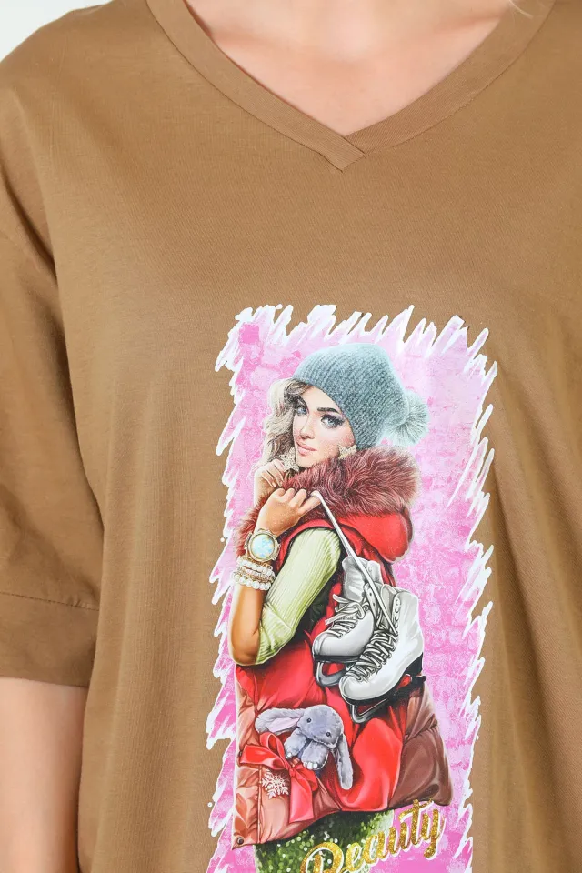 Kadın V Yaka Ön Baskılı Salaş T-shirt Vizon