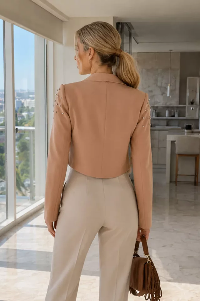 Ön Düğme Detaylı Taş İşlemeli Kadın Kısa Blazer Ceket