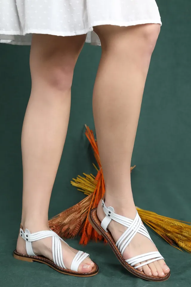Şeritli Arka Lastikli Kadın Sandalet Beyaz