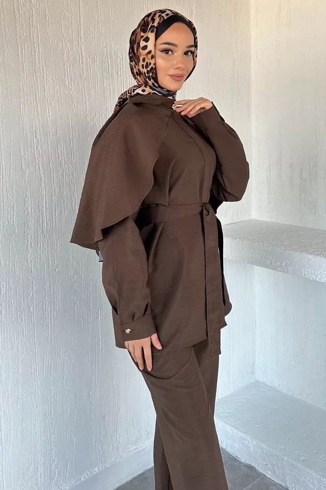 Pelerinli Broş Detaylı Kuşaklı Tunik Bel Lastikli Pantolon Tesettür İkili Takım - 1