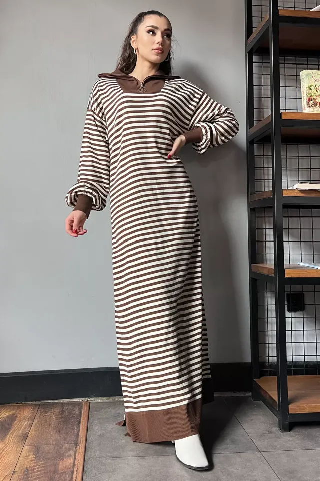 Yaka Fermuar Detaylı Kadın Çizgi Desenli Maxi Boy Triko Elbise Kahve